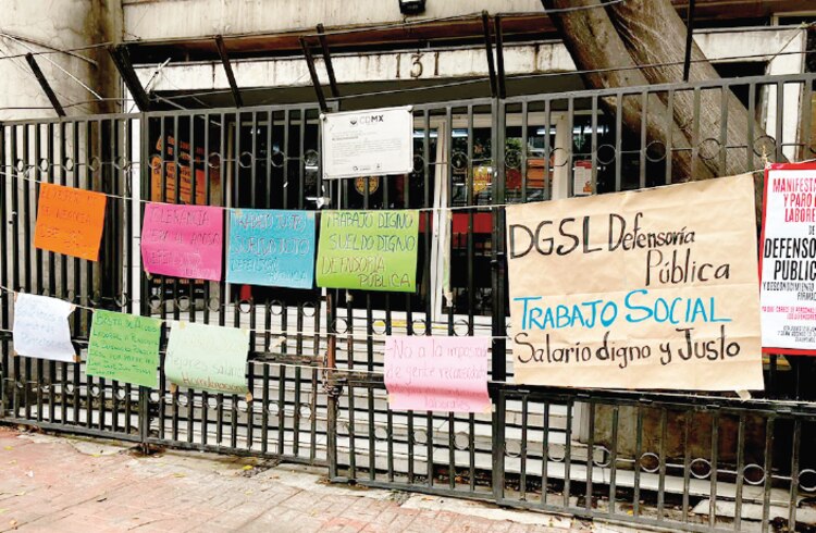 En las instalaciones de la Defensoría Pública se observan carteles pegados por parte de los protestantes para expresar sus exigencias, ayer.