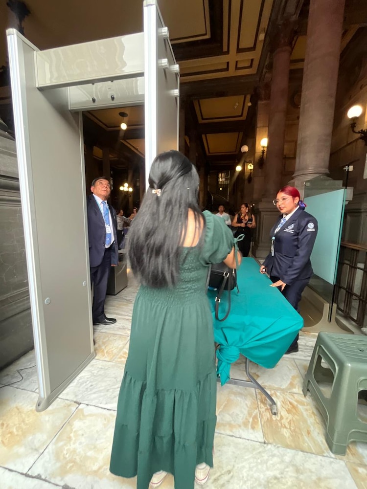 Arco de seguridad en el Munal.