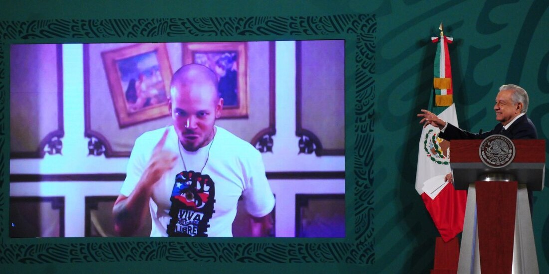 AMLO pide reproducir canción de Calle 13 en conferencia matutina de este lunes.