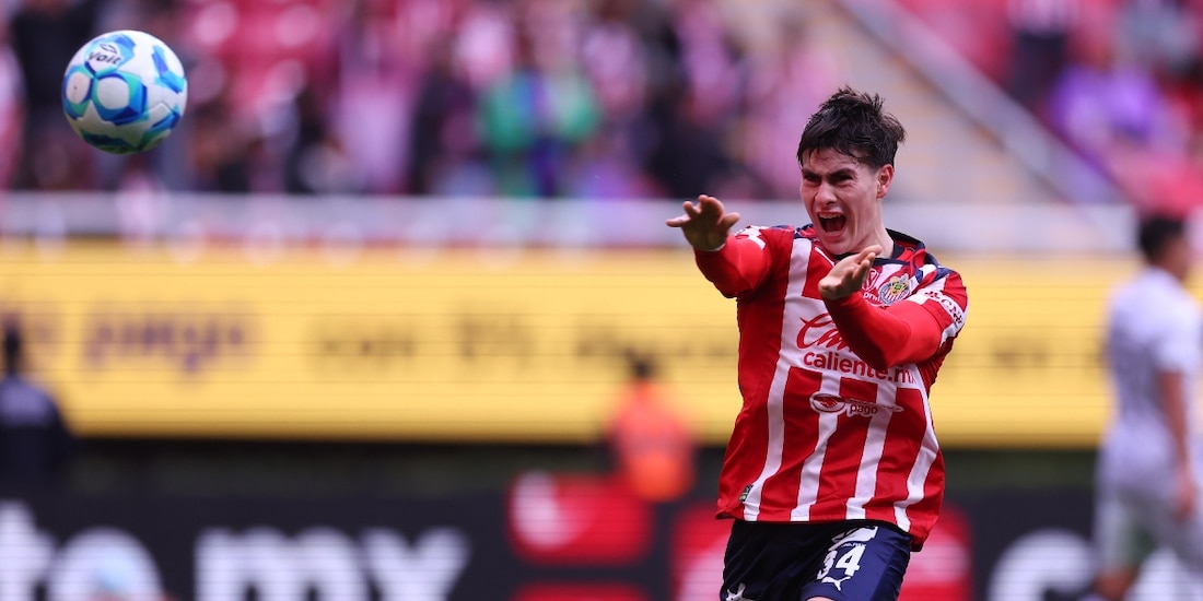 Armando la 'Hormiga' González hizo el Kamehameha tras su gol en el Chivas vs Querétaro.