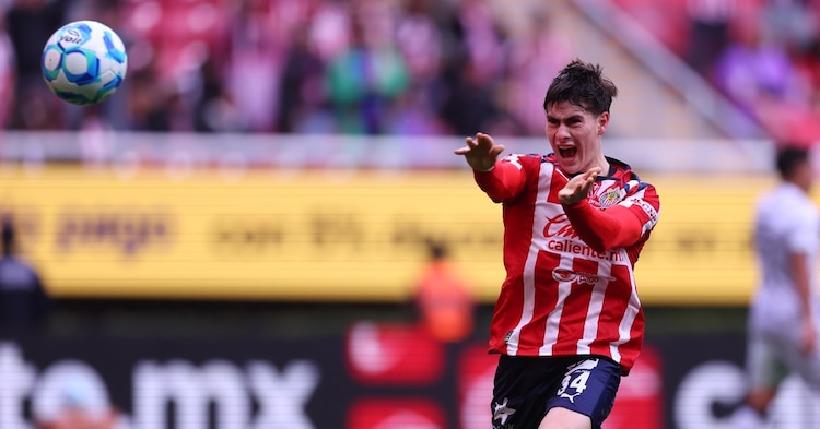 Armando la 'Hormiga' González hizo el Kamehameha tras su gol en el Chivas vs Querétaro.