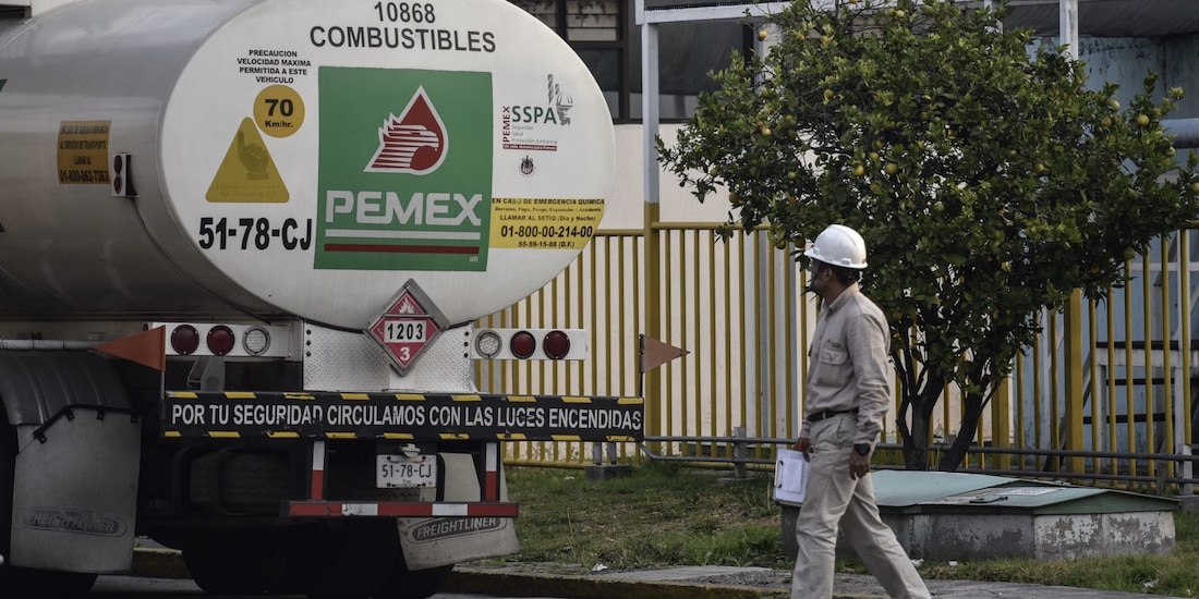Una pipa y un trabajador de Pemex, en una fotografía ilustrativa.