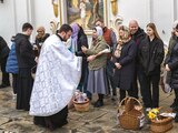 Creyentes celebran la Pascua ortodoxa en Ucrania, en medio de la guerra, ayer.
