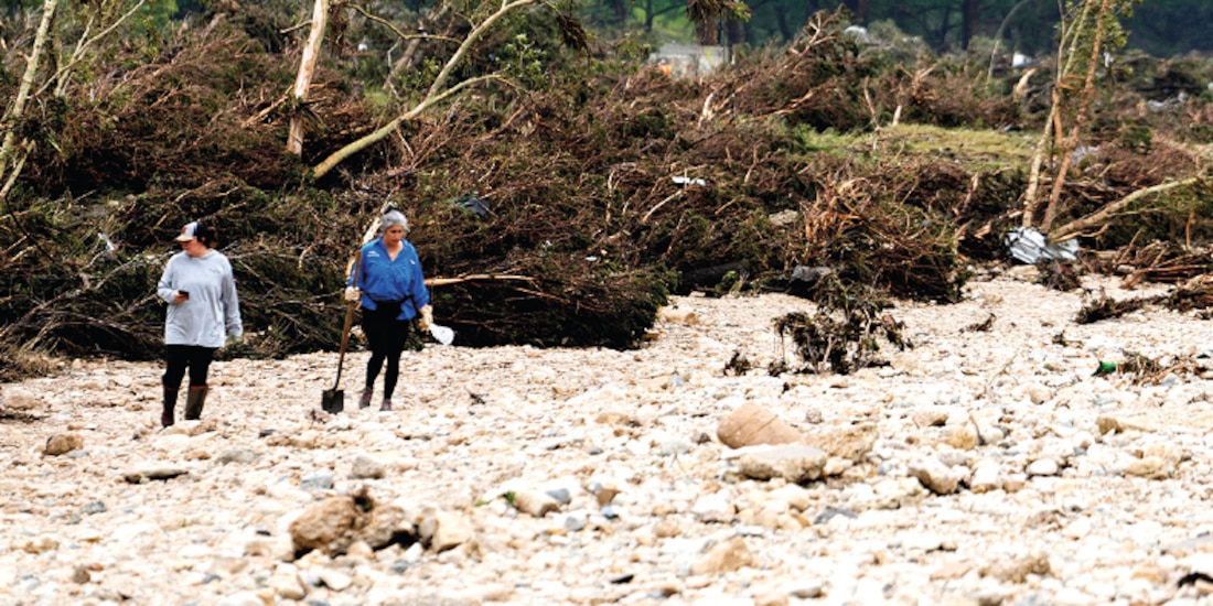 Personas cerca del río Guadalupe, en Texas.