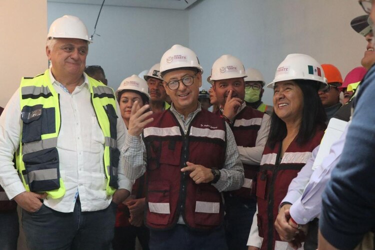 Director General del ISSSTE, Pedro Zenteno Santaella supervisa la construcción del Nuevo Hospital de Torreón, Coahuila.
