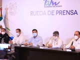 El gobernador Francisco García Cabeza de Vaca (centro) anuncia programa emergente para evitar cierre de pequeños negocios.
