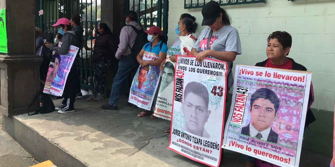 Padres de los 43 normalistas desaparecidos de Ayotzinapa se manifiestan en el Campo Militra 1