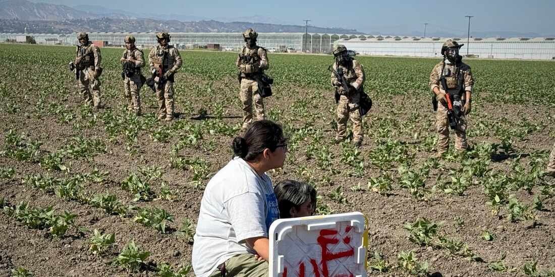Dos personas se hincan frente a agentes federales durante una redada migratoria, el jueves 10 de julio de 2025, en Camarillo, California