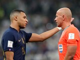 Kylian Mbappe y el árbitro Szymon Marciniak, en la final del Mundial Qatar 2022.