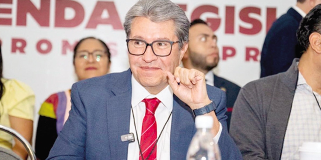 Ricardo Monreal con el grupo parlamentario de Morena el 20 de agosto.