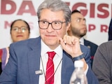 Ricardo Monreal con el grupo parlamentario de Morena el 20 de agosto.