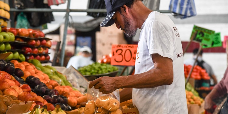 Una persona realiza compras en el mercado