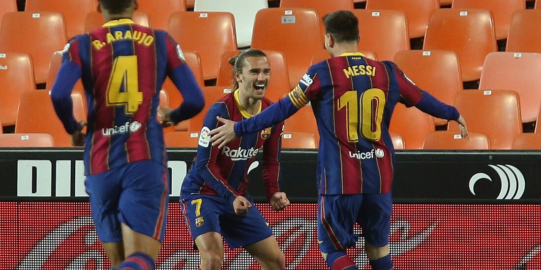 Jugadores del Barcelona celebran un gol ante el Valencia en LaLiga de España