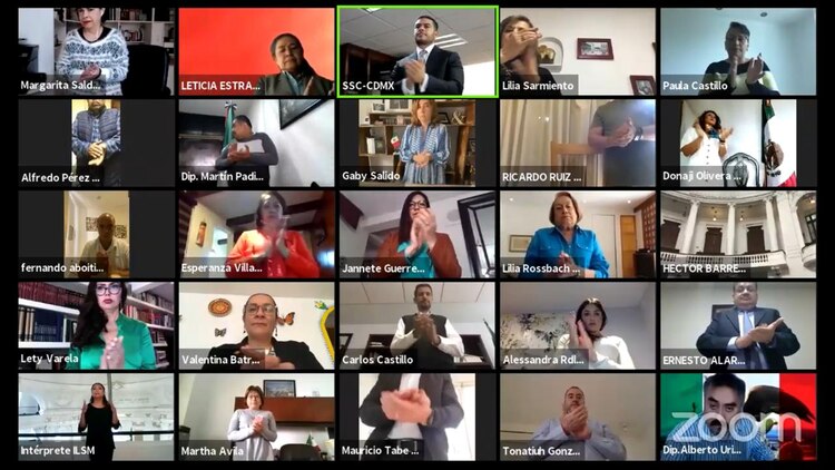 Integrantes del Congreso local y el mando policial.