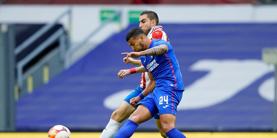 Cruz Azul y Chivas se enfrentaron en la cancha del Estadio Azteca.