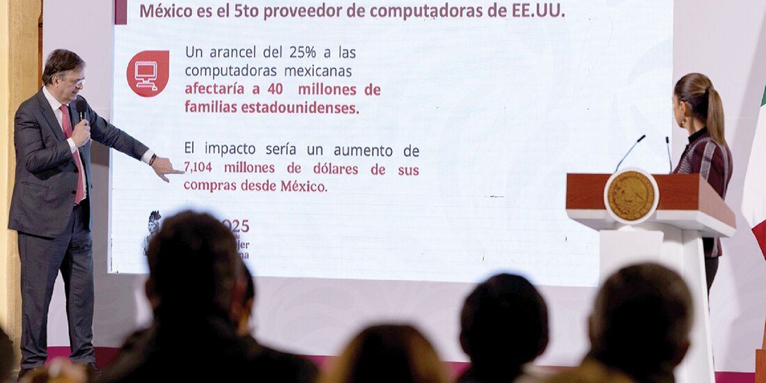 Sheinbaum y Ebrard, ayer, durante la conferencia matutina.