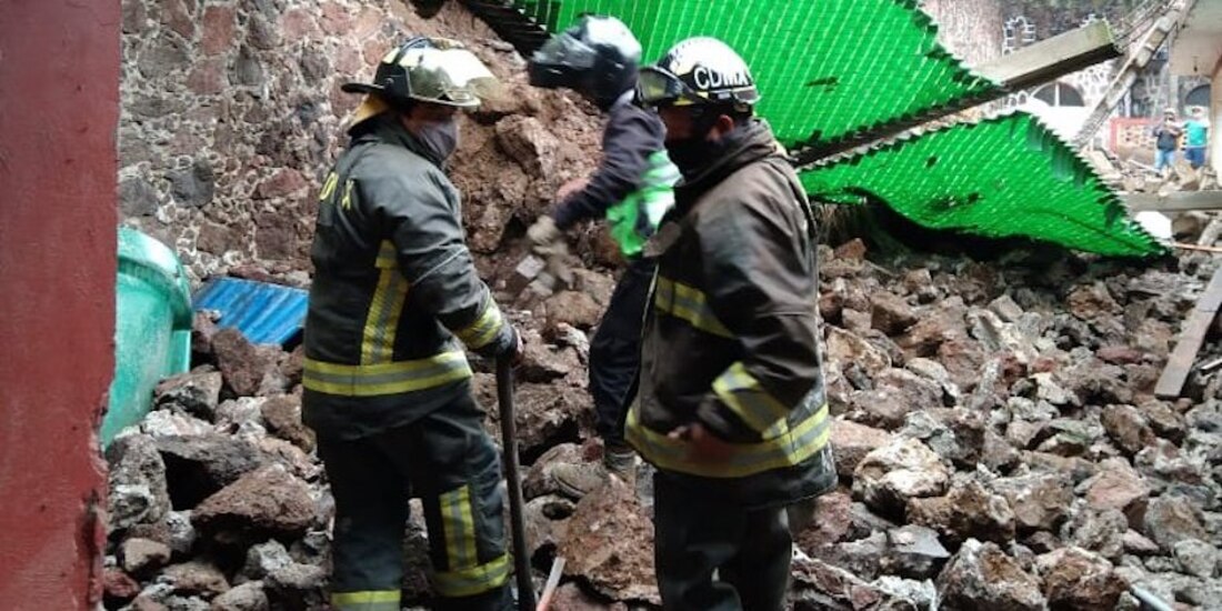 Deslave de cerro sobre albergue Milagros Caninos. Foto: @Bomberos_CDMX, Twitter