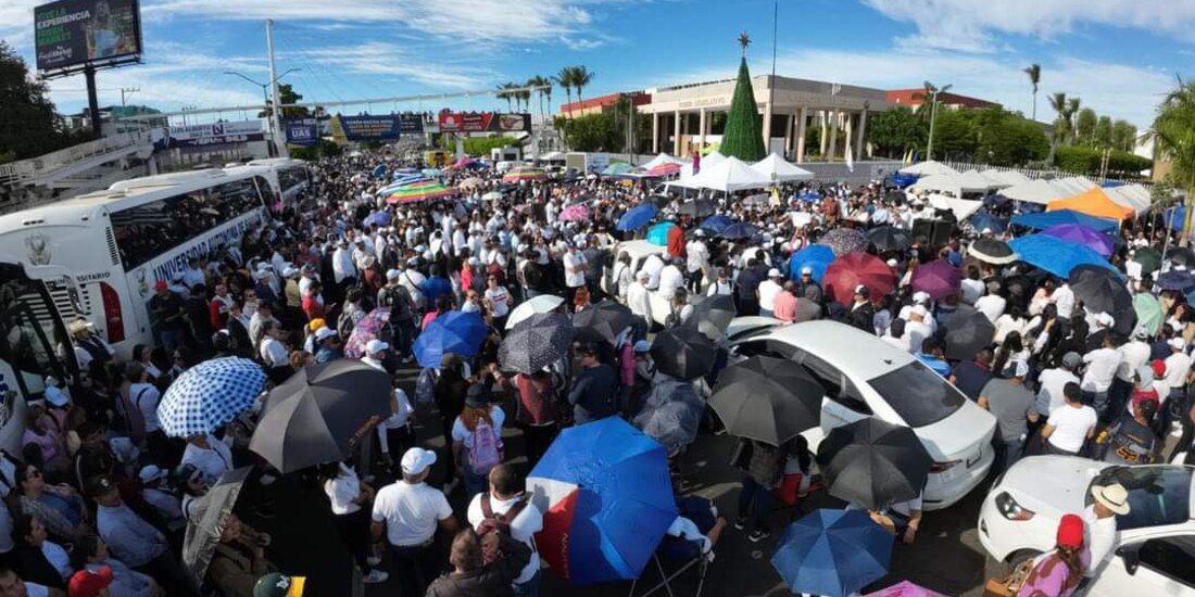 La concentración de integrantes de la comunidad universitaria colapsó la zona centro de la ciudad de Culiacán debido al bloqueo de varias vialidades, ayer.