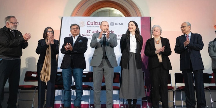 La secretaria de Cultura Claudia Curiel de Icaza y el director del INAH Joel Omar Vázquez , ayer en el evento.