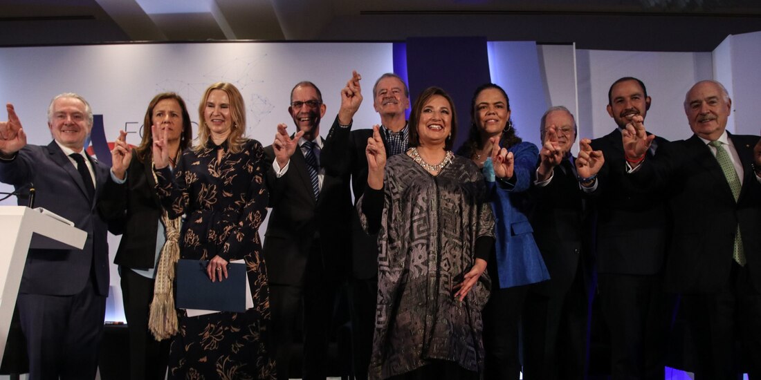La panista Xóchitl Gálvez (4a de der. a izq.) participó ayer en un foro organizado por el blanquiazul, en el que estuvieron Vicente Fox y Margarita Zavala.