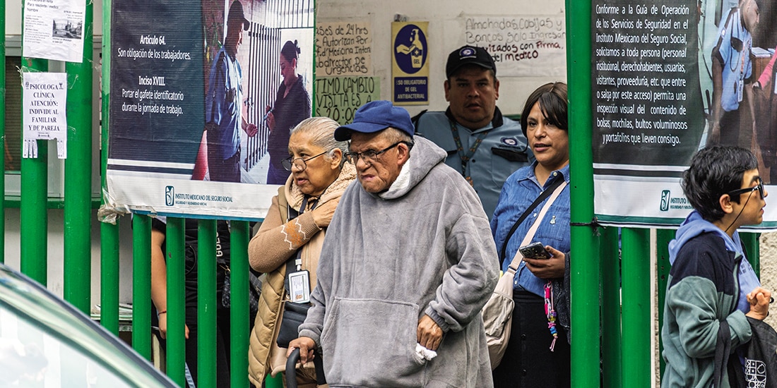 Dos adultos mayores salen del hospital de Tlatelolco, en enero pasado.