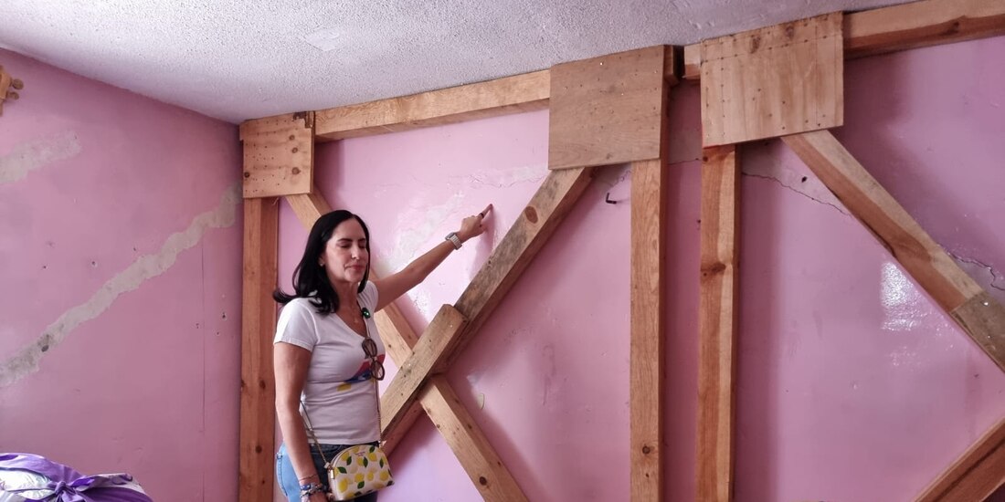 La alcaldesa Lía Limón, ayer, en recorrido por la colonia Minas de Cristo.