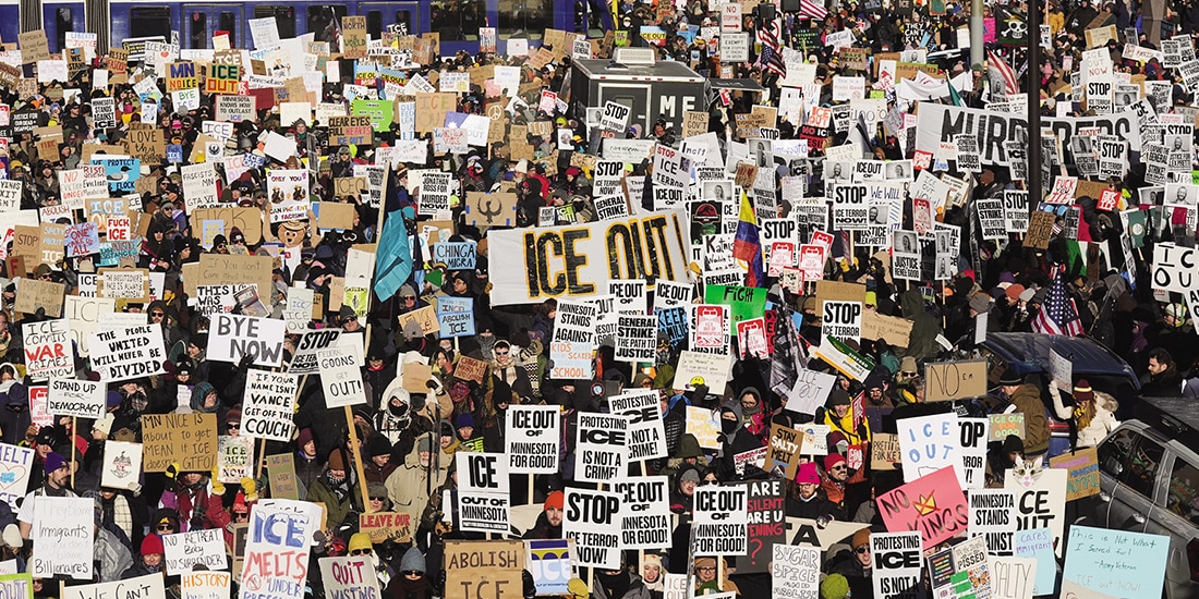 Miles de personas protestaron, ayer, en
Minneapolis y en varias ciudades de Estados Unidos