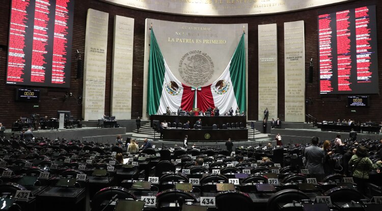 Legisladores discuten el paquete económico del próximo año en la Cámara de Diputados.