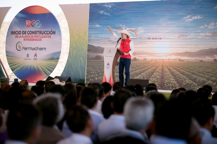 El gobernador Esteban Villegas y directivos de Fermaca Dreams colocan la primera piedra de la planta Fermachem en Lerdo.