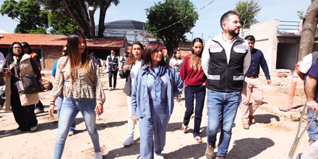 La mandataria Lorena Cuéllar (c.), ayer, en recorrido por las obras.