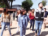 La mandataria Lorena Cuéllar (c.), ayer, en recorrido por las obras.