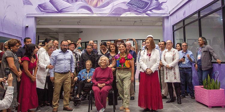 Clara Brugada y la escritora Elena Poniatowska, ayer, en la nueva Utopía.