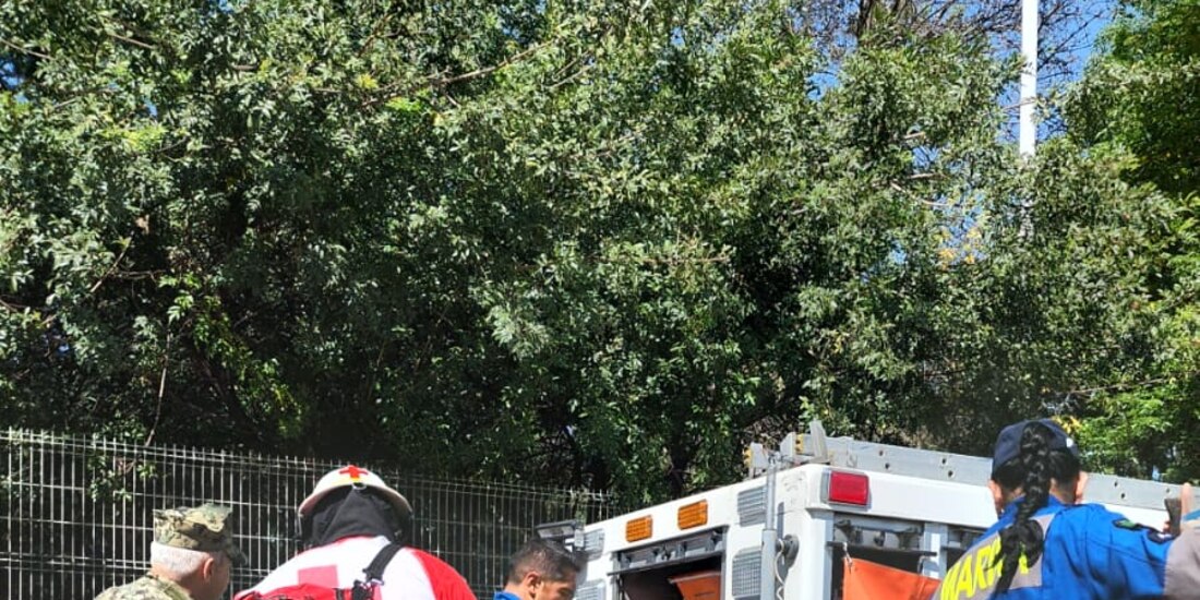 Elementos de la Cruz Roja ayudan a atender a los heridos del choque de la Línea 3 del Metro de la Ciudad de México