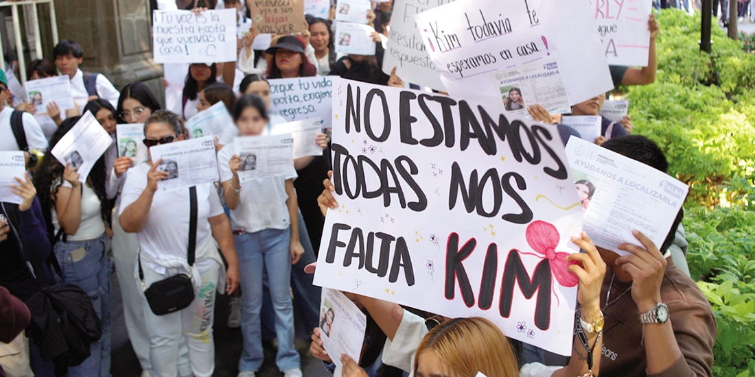 DECENAS DE ESTUDIANTES de la Universidad Autónoma del Estado de Morelos, en la manifestación de ayer.