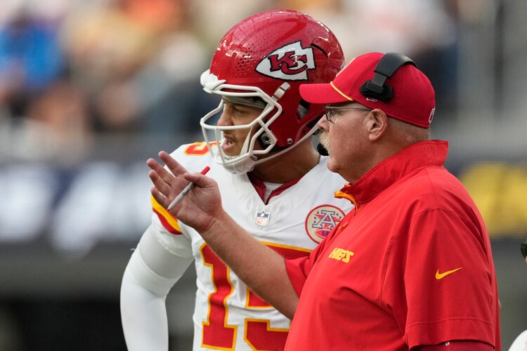 Patrick Mahomes, izquierda, quarterback de los Chiefs de Kansas City, platica con el head coach Andy Reid en la NFL