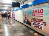 Propaganda a favor del Presidente Andrés Manuel López Obrar en el Metro de la CDMX.