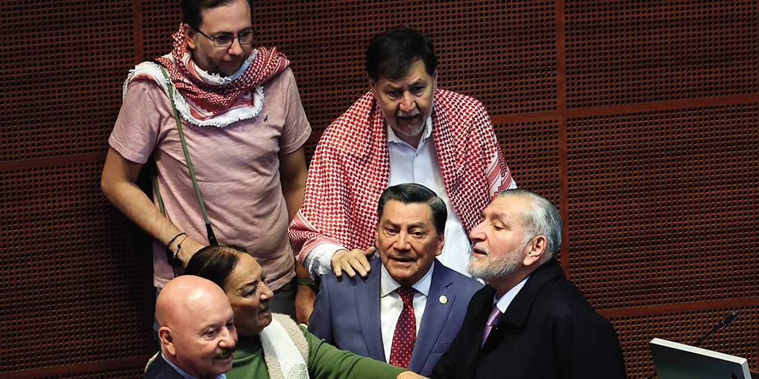 Legisladores de Morena, ayer en sesión ordinaria en el Senado.