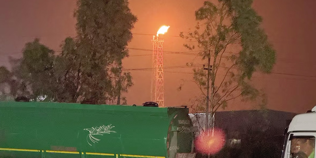 Llamarada de gas arde en la refinería de Lanaz tras un ataque en Irak, el 14 de marzo.