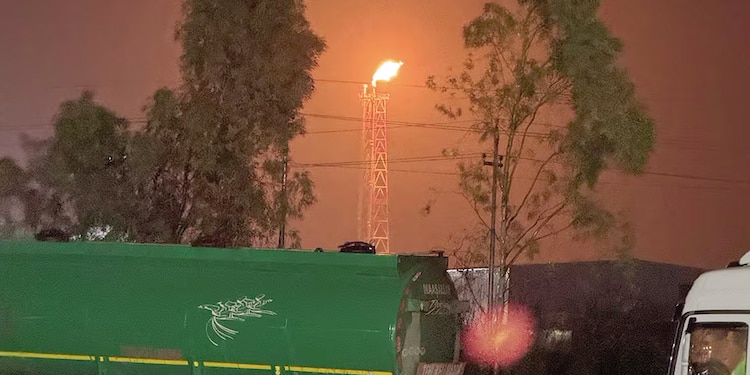 Llamarada de gas arde en la refinería de Lanaz tras un ataque en Irak, el 14 de marzo.