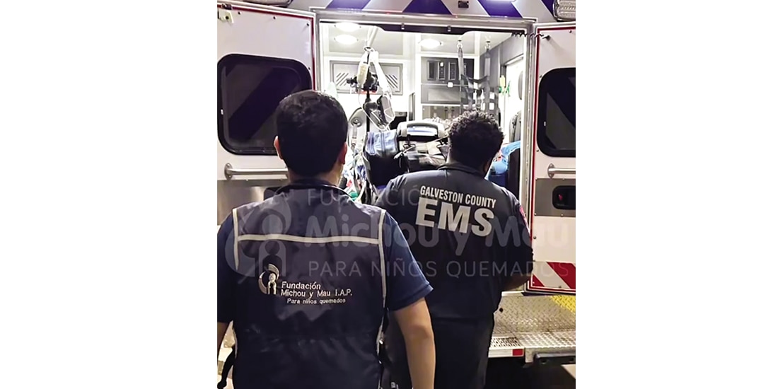 Personal de la Fundación Michou y Mau y de Galveston trasladan a la niña a Texas, en EU, el 15 de septiembre.