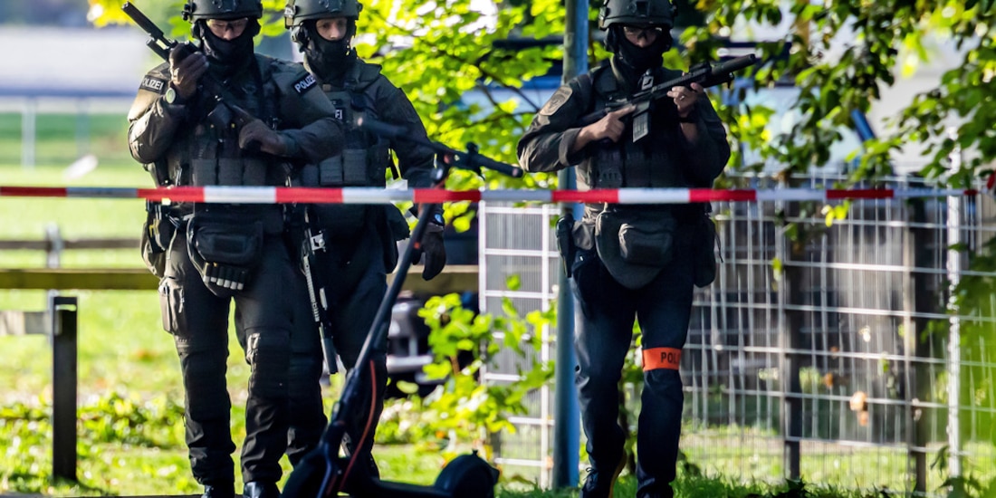 Policías cerca del lugar donde ocurrió el tiroteo en Aarau, Suiza.