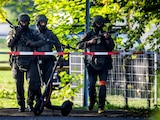 Policías cerca del lugar donde ocurrió el tiroteo en Aarau, Suiza.