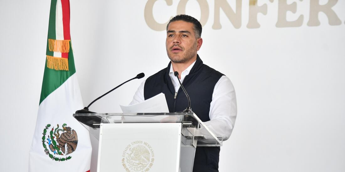 García Harfuch informa sobre decomisos de armas, drogas y detenciones en Culiacán.