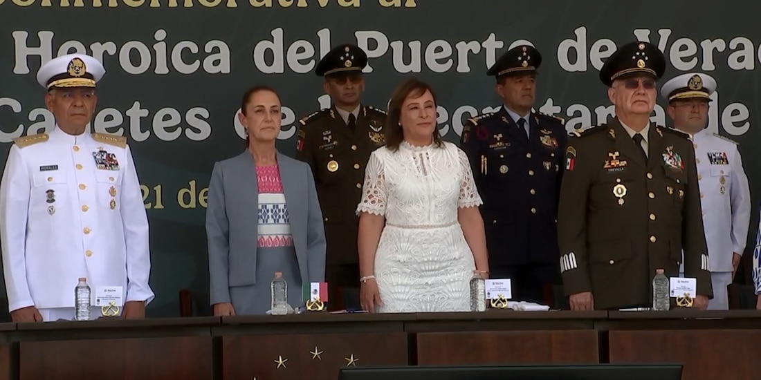 Claudia Sheinbaum (centro) encabeza ceremonia por el 112 Aniversario de la Defensa de Veracruz.