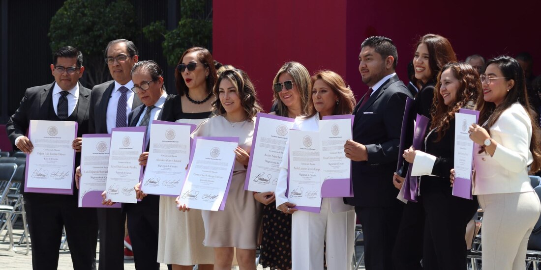 Juzgadores electos muestran sus constancias de mayoría, ayer en el INE.