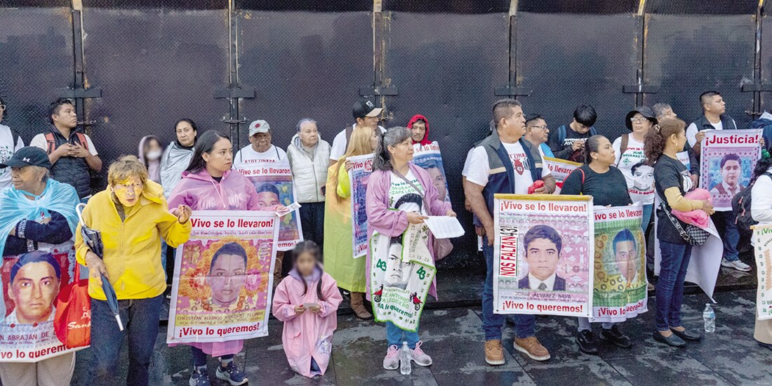 Familiares de los normalistas, ayer, frente a Palacio Nacional.