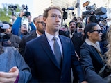 Mark Zuckerberg llegando al juicio por presunta adicción de jóvenes a redes sociales