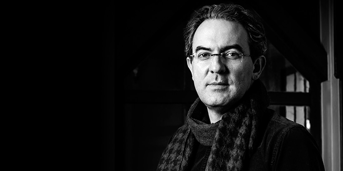 Juan Gabriel Vásquez, en sesión fotográfica.