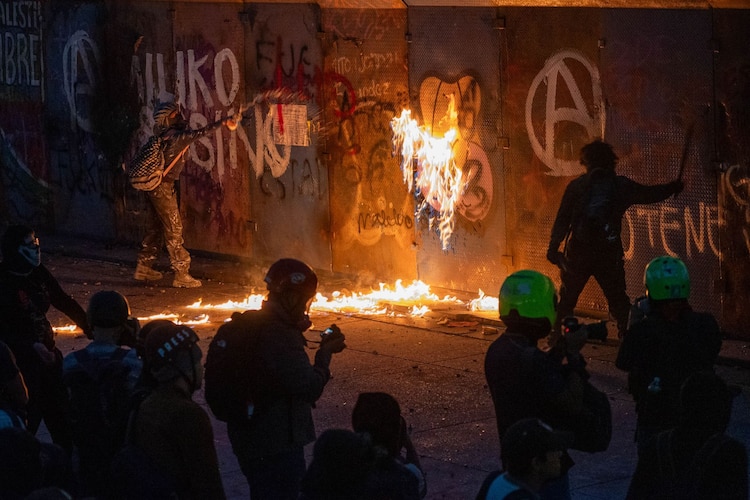 Integrantes del Bloque Negro realizan pintas y destrozos en comercios del Centro Histórico durante marcha del 2 de octubre.