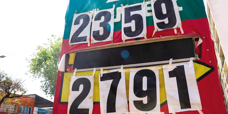 Precios exhibidos en gasolinera de la colonia Doctores de la alcaldía Cuauhtémoc, CDMX, el 31 de marzo.